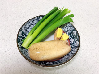 莲藕肉丸,把香葱，鲜姜和鲜藕清洗干净