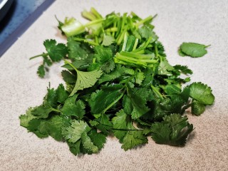 白玉菇豆腐汤,香菜切碎备用