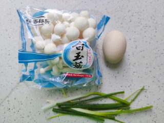 白玉菇鸡蛋汤,首先我们准备好所有食材