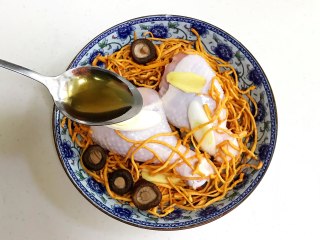 虫草花蒸鸡腿,淋上一勺料酒。