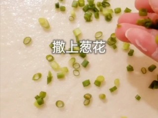 葱花发面小饼,撒上葱花