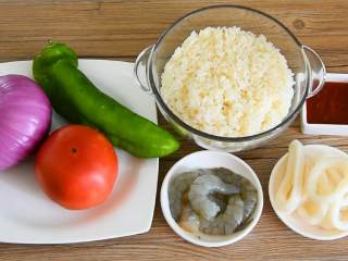 茄味海鲜炒饭—来一碗西班牙风味的海鲜炒饭，为你的主队打Call吧, ·食材·【主料】：米饭 1碗|虾仁 6只|鱿鱼圈 适量【辅料】:番茄 半个|青椒 半个|洋葱 半个|番茄酱 3勺