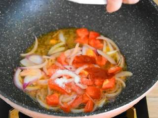 茄味海鲜炒饭—来一碗西班牙风味的海鲜炒饭，为你的主队打Call吧,加入1勺盐、1勺糖、番茄酱，炒匀。