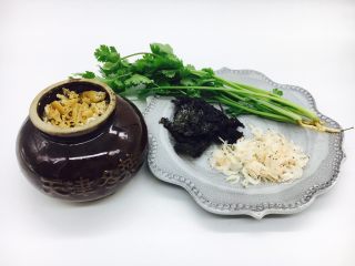 #咸味#  地方特色海鲜汤小云吞 ,准备辅助食材：天津冬菜，紫菜，小虾皮，香菜。