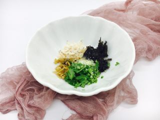 #咸味#  地方特色海鲜汤小云吞 ,把紫菜，香菜，小虾皮，冬菜放在汤碗里，再倒入1小勺的香油，放入少许白胡椒，鸡精，盐。