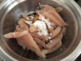 海鲜菇鸡肉炒杂蔬,肉丝里加入一勺蚝油半勺鲍鱼汁，一匙料酒，一匙玉米淀粉，少许胡椒粉，搅拌均匀腌制十分钟