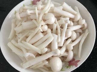 海鲜菇鸡肉炒杂蔬,晾干水分后剪成小段