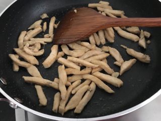 海鲜菇鸡肉炒杂蔬,先将鸡肉倒入锅里炒至微焦盛出备用