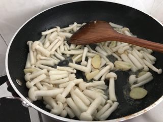 海鲜菇鸡肉炒杂蔬,然后倒入海鲜菇