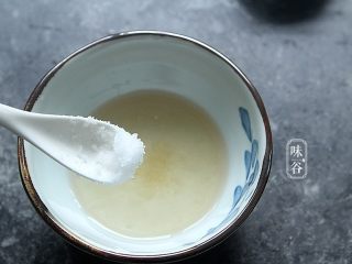 赛螃蟹~用鸡蛋做出海鲜味,碗内倒入醋，糖，盐搅拌均匀；