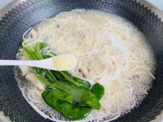 菠菜鸡蛋面,鸡精调味