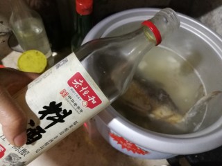 粉葛鲮鱼汤,倒入约3勺料酒。