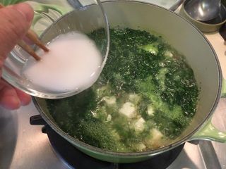 荠菜豆腐羹,生粉加50cc的水调开加入汤里勾薄芡