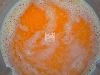 承味 甜虾玉米汤,加入400cc水，将南瓜打碎。