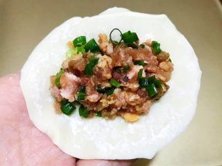 冰花牛肉锅贴,去一张饺子皮包入适量肉馅