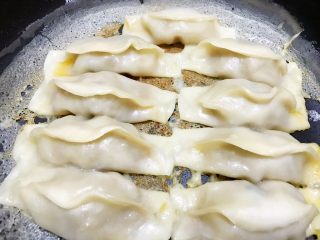 冰花牛肉锅贴,等水份收干后轻轻晃动锅子，再烙2分钟