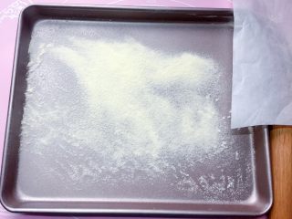 网红甜品+雪花酥,不粘烤盘底部先筛一层奶粉防粘。（这步需要事先准备好）