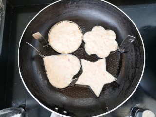 百变水果 秋梨鸡蛋饼,不粘锅中倒入菜籽油，模具里面抹上油，防止粘黏，用勺子舀入面糊。