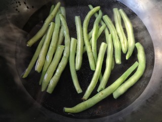 干煸芸豆,将摘好的芸豆去开水焯2-3分钟，待芸豆变色。（芸豆加热不够会导致中毒）