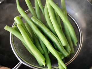 干煸芸豆,将焯过的芸豆沥水捞出，一定要晾干水分，入油锅才不会爆油；