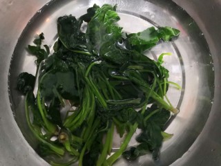 芙蓉鲜蔬汤,焯水的菠菜，放冷水中，过凉