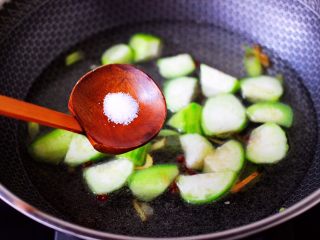 丝瓜花蛤炖豆腐,锅中倒入适量的清水，再放入适量的盐调味。