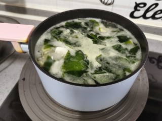 豆腐蛋花汤,大火煮沸