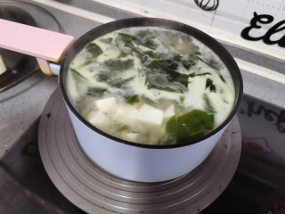 豆腐蛋花汤,大火煮沸后关火