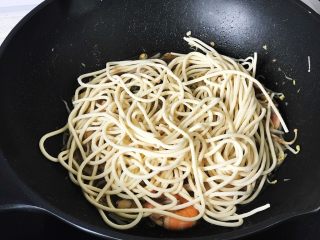 海鲜焖面,铺上鲜面条，盖上锅盖焖1分半钟；