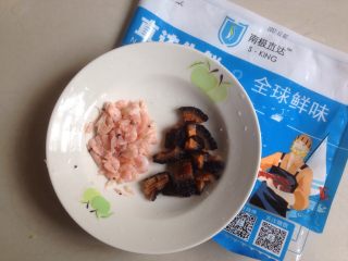 海鲜炒饭,磷虾和红极参从冰箱冷冻层取出，红极参切小粒