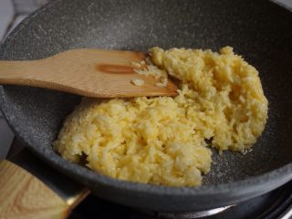 海鲜炒饭,锅里加入油，烧热后倒入米饭