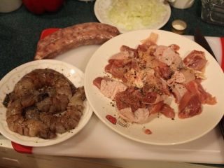 香甜米饭+西班牙海鲜饭,将鸡肉和虾以盐和胡椒腌过