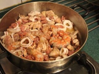 香甜米饭+西班牙海鲜饭,平底锅以橄榄油加热，将鸡肉、虾、香肠﹑透抽煎熟。
