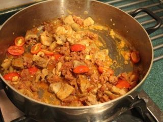 香甜米饭+西班牙海鲜饭,将虾和透抽取出备用。加入洋葱、蕃茄、大蒜、匈牙利红椒粉于同一锅内，炒至洋葱变软。