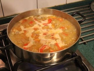 香甜米饭+西班牙海鲜饭,倒入番红花和煮滚的鸡汤，转大火煮滚。