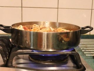 香甜米饭+西班牙海鲜饭,再转大火1-2分钟以产生锅巴。