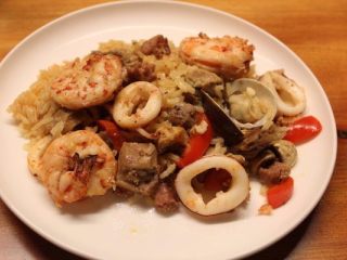 香甜米饭+西班牙海鲜饭,这海鲜饭虽然煮的时间比炖饭多上一些，但是也是湿润不干，好吃。