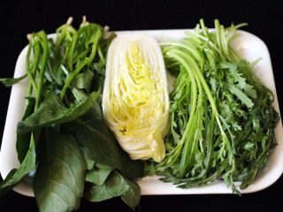 海鲜麻辣鸳鸯火锅,茼蒿、菠菜和大白菜洗净备用