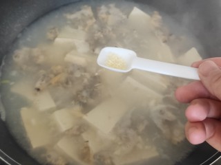 花蛤豆腐汤,少许鸡精