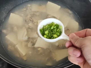 花蛤豆腐汤,加入葱花