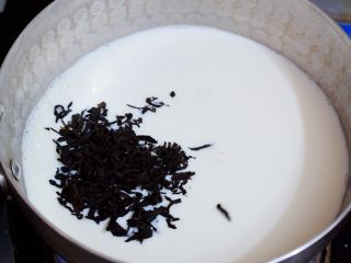 焦糖奶茶,大火烧至微沸时