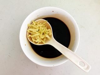 私房菜  密制酸辣鸡爪,加入姜丝