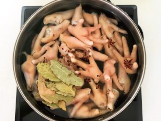 私房菜  密制酸辣鸡爪,加入香叶八角和花椒粒