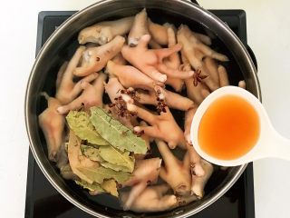 私房菜  密制酸辣鸡爪,加入1勺料酒