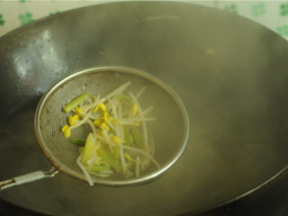 川香麻辣鱼,将豆芽菜捞出来铺在碗里