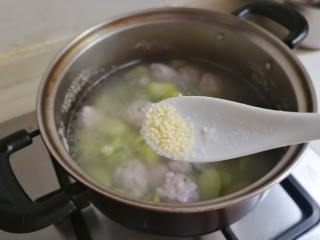 蚕豆仁汆汤丸子,放入三分之一小勺鸡精