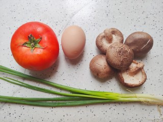 西红柿香菇汤,首先我们准备好所有食材