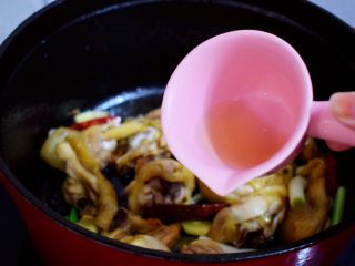 香菇炖鸡,加入料酒