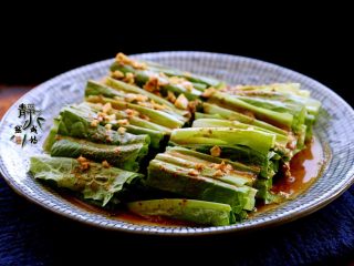 风味凉拌油麦菜,由于加入了香醋，这道菜别有风味，更加清口。