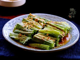 风味凉拌油麦菜,白糖必不可少，它能中和油麦菜的苦味，提升口感。